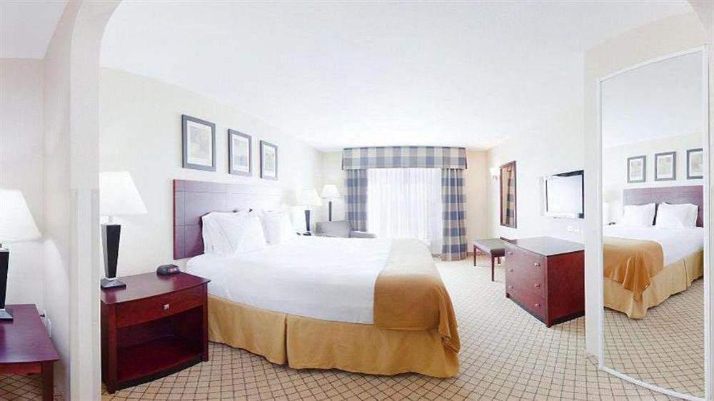 Holiday Inn Express Hotel & Suites Wichita Airport By Ihg מראה חיצוני תמונה