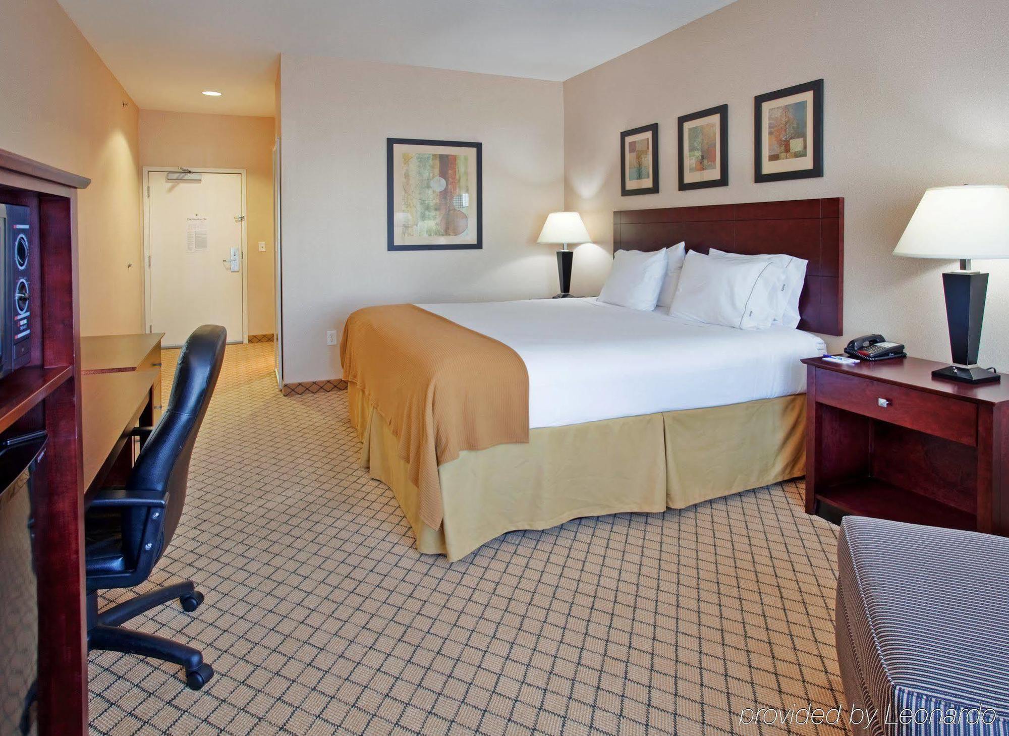 Holiday Inn Express Hotel & Suites Wichita Airport By Ihg מראה חיצוני תמונה